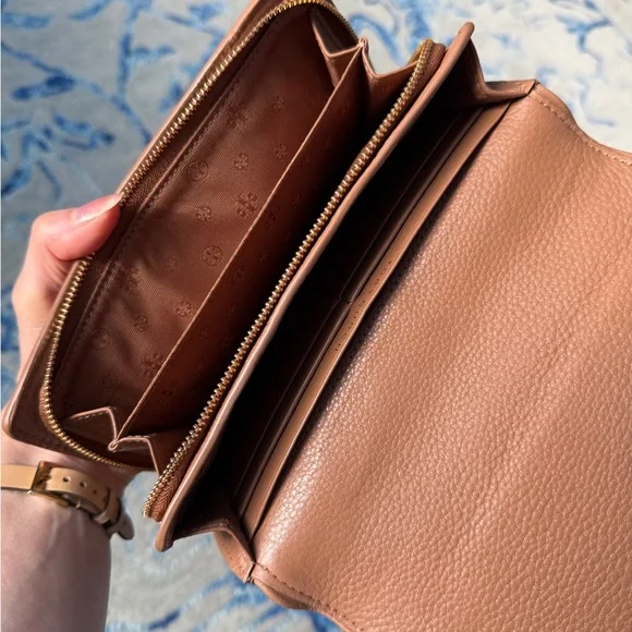 Tory Burch Miller Tan Pebbled Leather Wallet with Gold Hardware - Picture 3 of 6